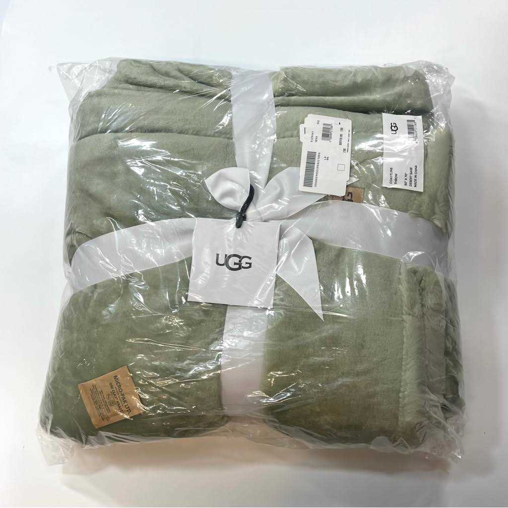 UGG Coastline Plush Throw Blanket - Image 3